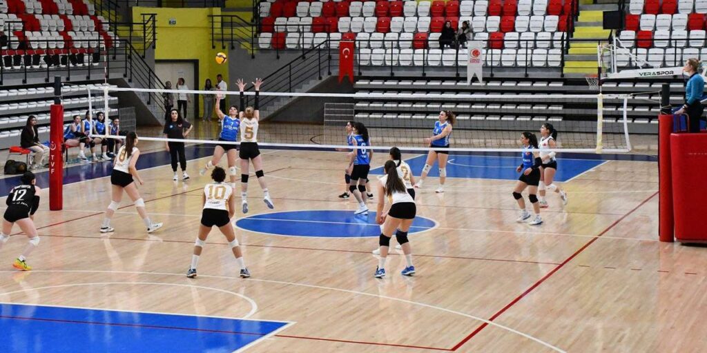 kirikkale-yeni-spor-kompleksi’nde-voleybol-ruzgari-esti