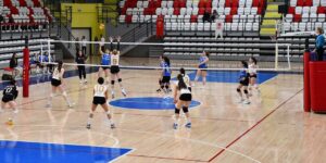 Kırıkkale yeni spor Kompleksi’nde voleybol rüzgarı esti