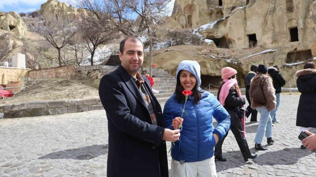 kapadokya’da-kadin-turistlere-cicekli-8-mart-surprizi