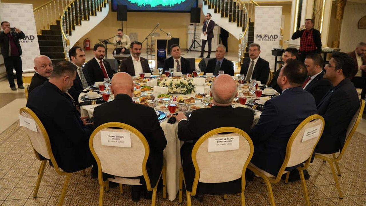 musiad-iftarda-bulustu