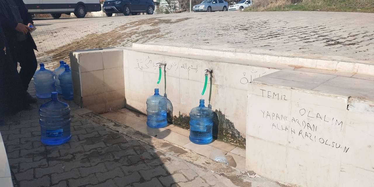 bu-cesmenin-suyu-“altin”-degerinde:-bir-yudum-cay-suyu-icin-kilometrelerce-yol-tepiyorlar