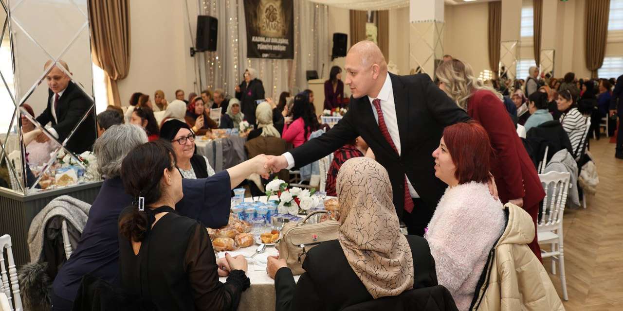 belediye-salonu-doldu-tasti:-kirikkaleli-kadinlar-iftarda-bulustu