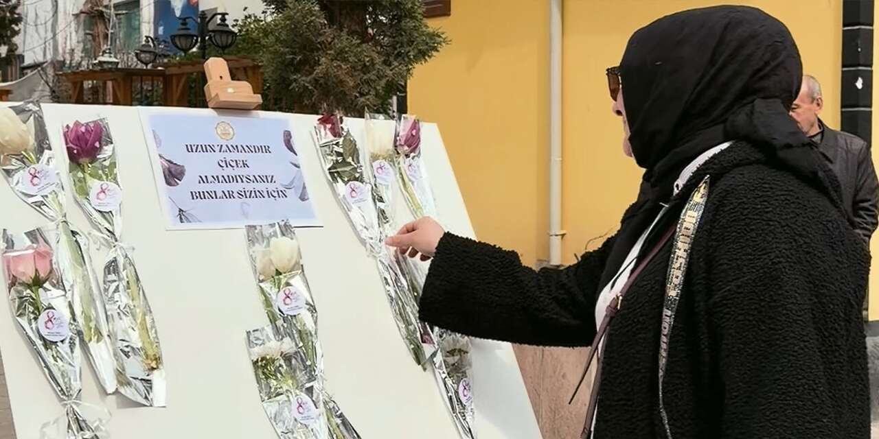 kirikkale’de-kadinlara-anlamli-surpriz:-yaziyi-okuyan-cicek-aldi