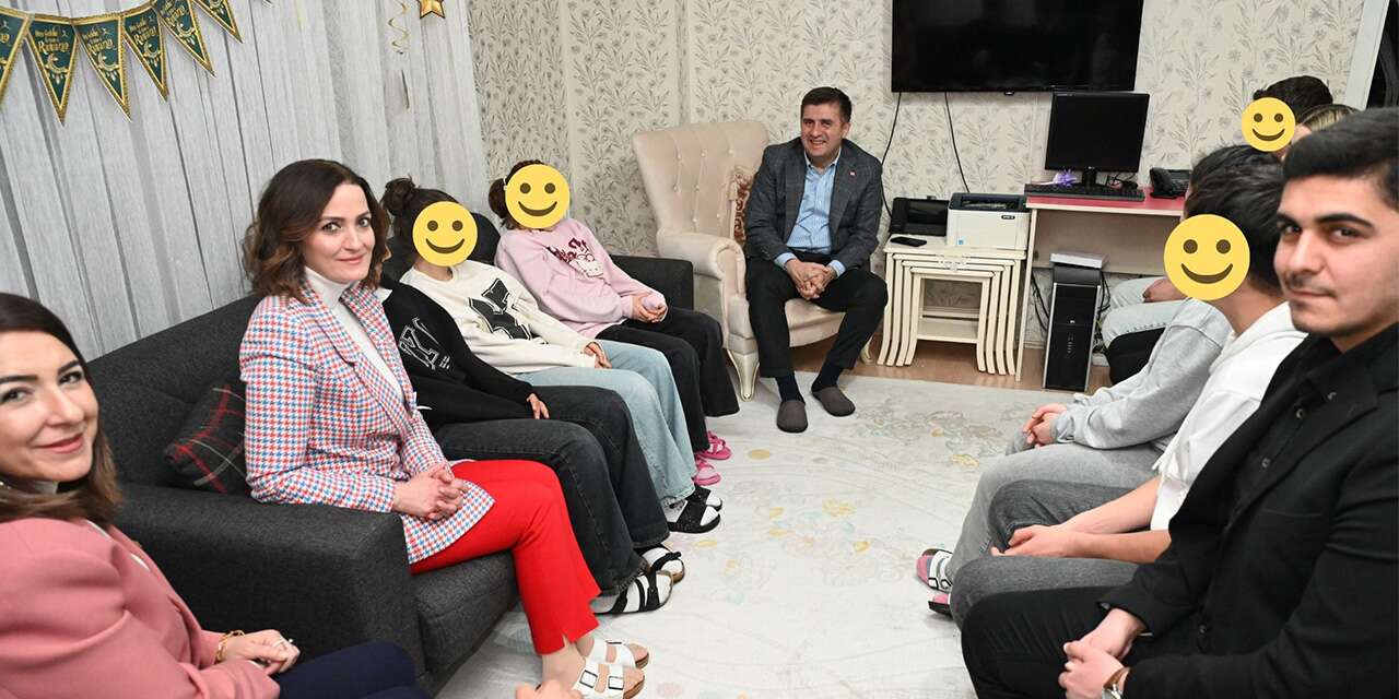 vali-sariibrahim,-cocuk-evlerinde-iftar-sofrasinda-bulustu