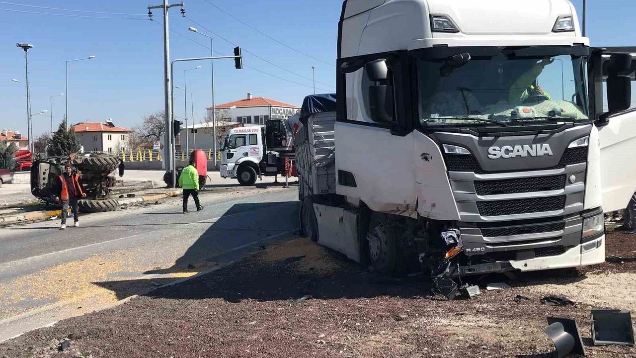 tirin-carptigi-traktor-ikiye-bolundu,-surucusu-yarali-kurtuldu