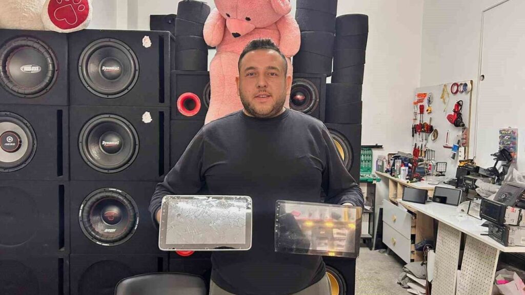 yeni-duzenleme-kapsaminda-ceza-yemek-istemeyen-suruculer-araclarindaki-standart-disi-ses-ve-goruntu-sistemlerini-sokturmeye-basladi