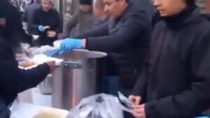 Mahalleli kendi imkanlarıyla bin kişiye iftar verdi