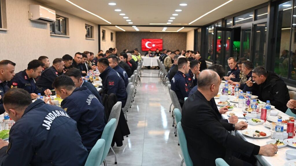 vali-sariibrahim-mehmetciklerle-iftar-yapti