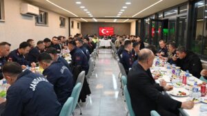 Vali Sarıibrahim Mehmetçiklerle İftar Yaptı