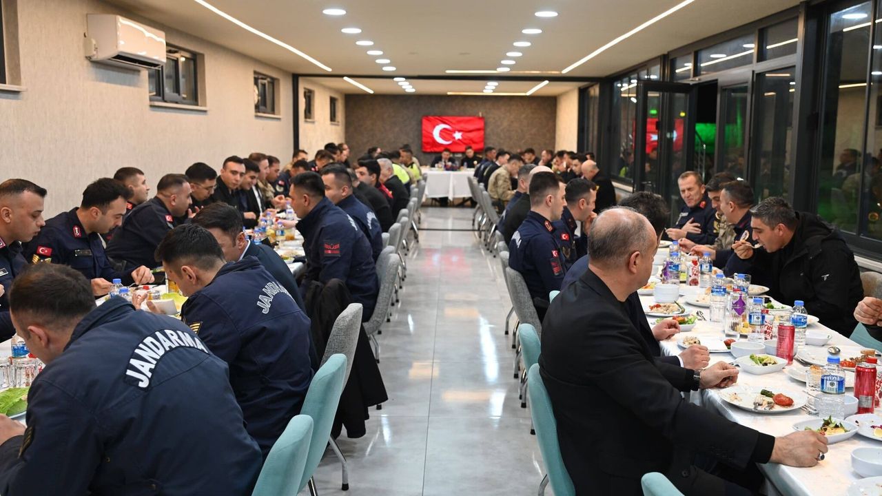 vali-sariibrahim-mehmetciklerle-iftar-yapti