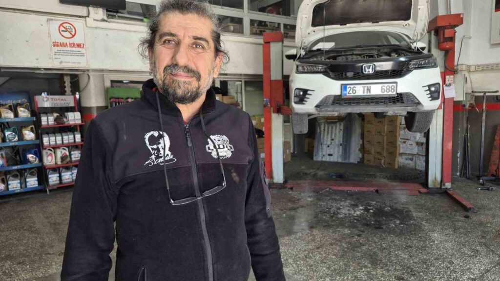 arac-icerisinde-sikisan-yavru-kediyi-tamirhanede-cirak-sahiplendi