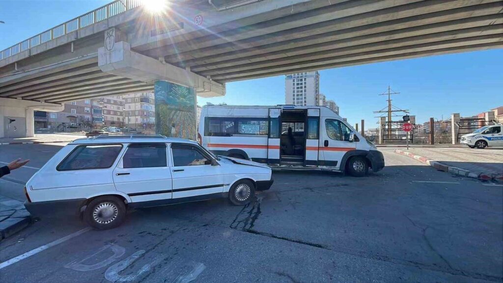 yolcu-minibusu-ile-otomobil-carpisti:-2-yarali