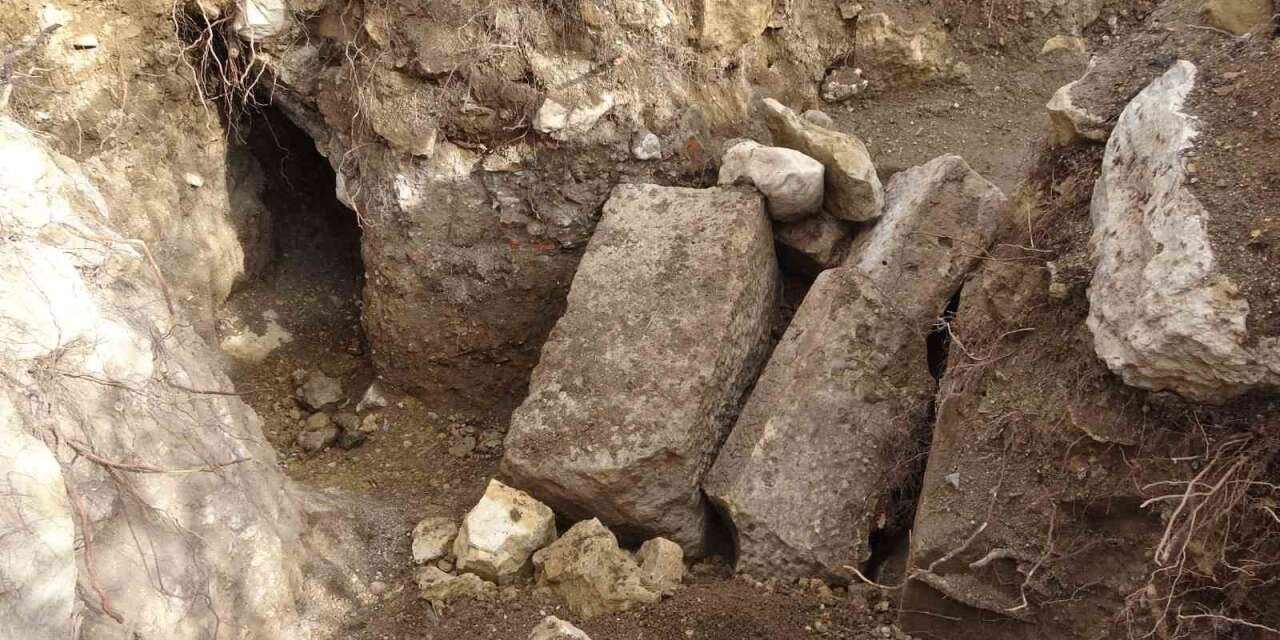 roma-donemine-ait-kalintilarin-bulundugu-bolge-defineciler-tarafindan-tahrip-edildi