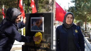 Kadın Personelden Şehitlikte Duygulandıran Anlar