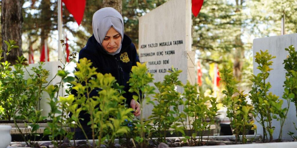 vatan-evlatlari-icin-duygusal-anlar:-sehitlikte-anne-gozyaslari