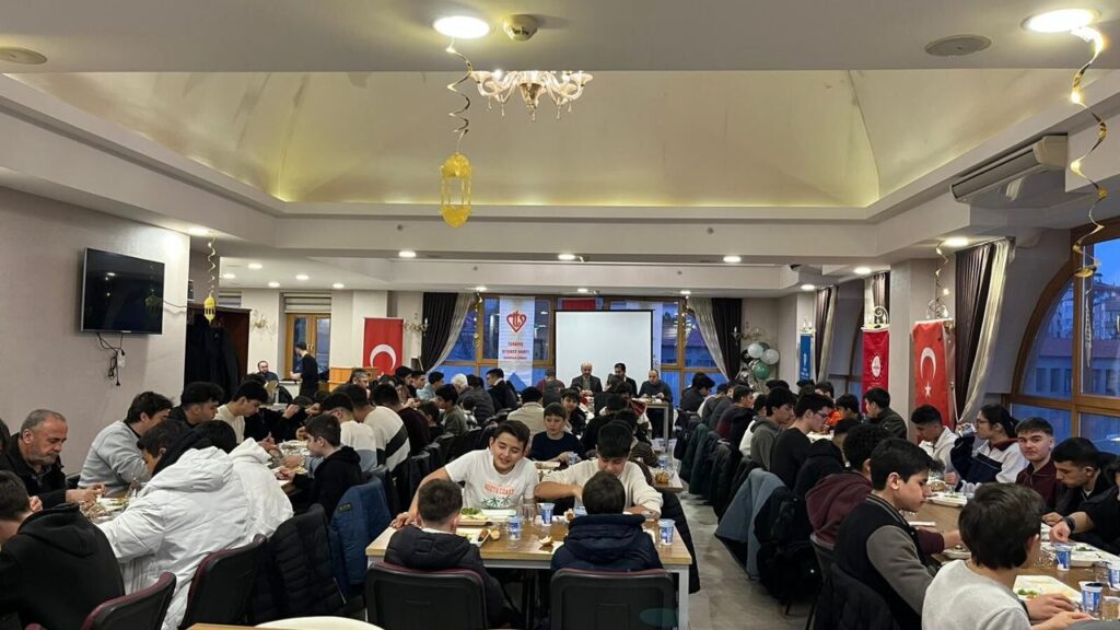 lise-ogrencileri-iftar-programinda-bulustu