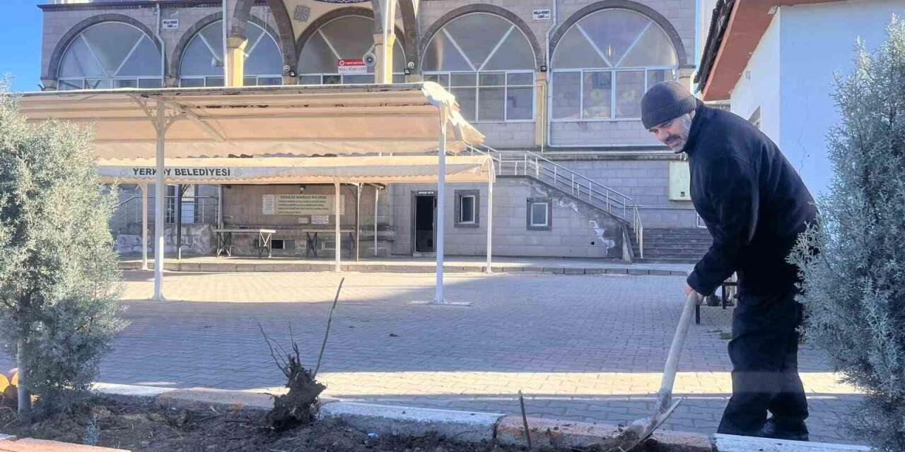 gonullu-olarak-cami-onundeki-ciceklerin-bakimini-yapiyor