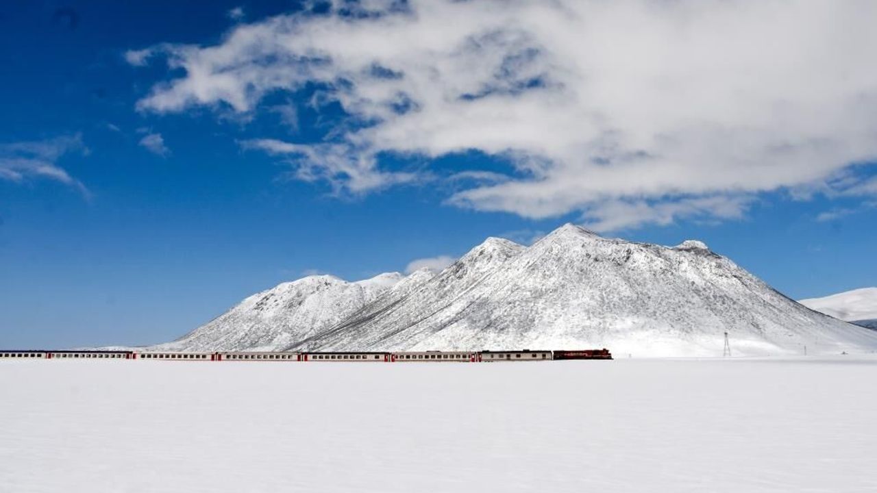 van-golu-ekspresi,-kirkor-dagi-manzarasiyla-gorsel-solen-sunuyor