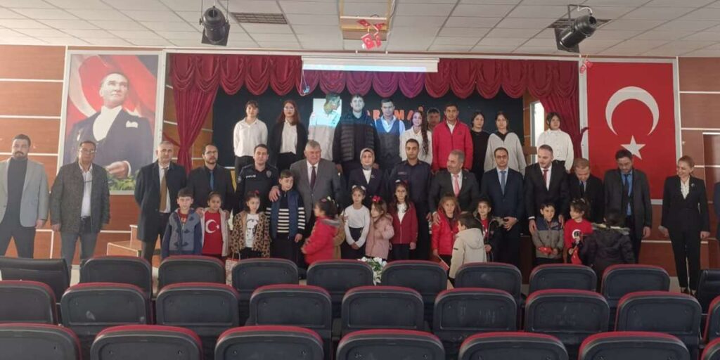 celebi’de-ogrenciler-istiklal-marsi-ile-gururlandirdi