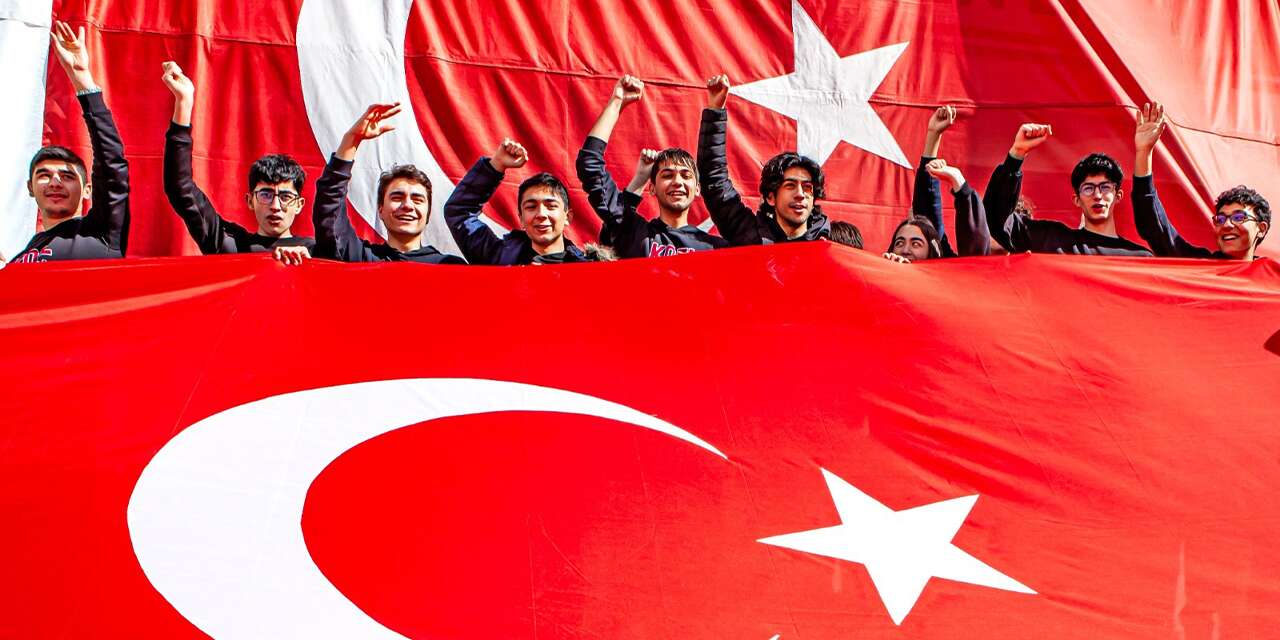 bayragimizi-kadrajina-sigdirdi,-turkiye’de-derece-yapti