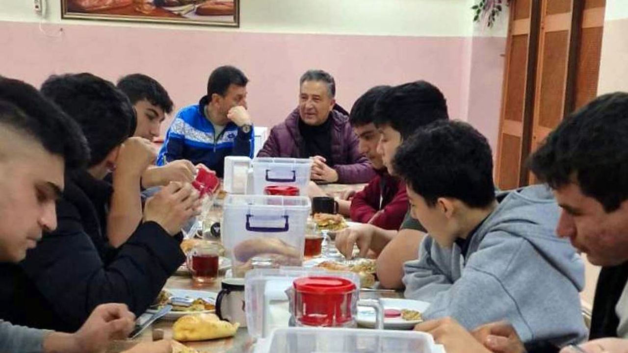 milli-egitim-muduru-guney-ogrencilerle-sahurda-bulustu