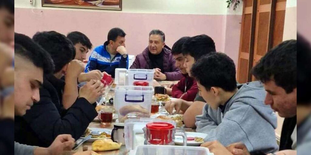 aileden-uzakta-ama-yalniz-degiller:-mudur-ve-ogrenciler-birlikte-sahur-yapti