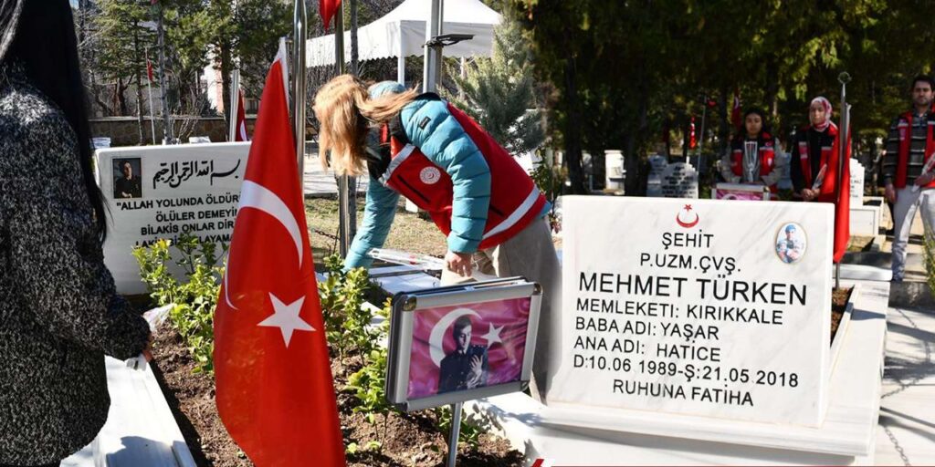sehit-kabirleri-ozenle-bakimdan-gecti