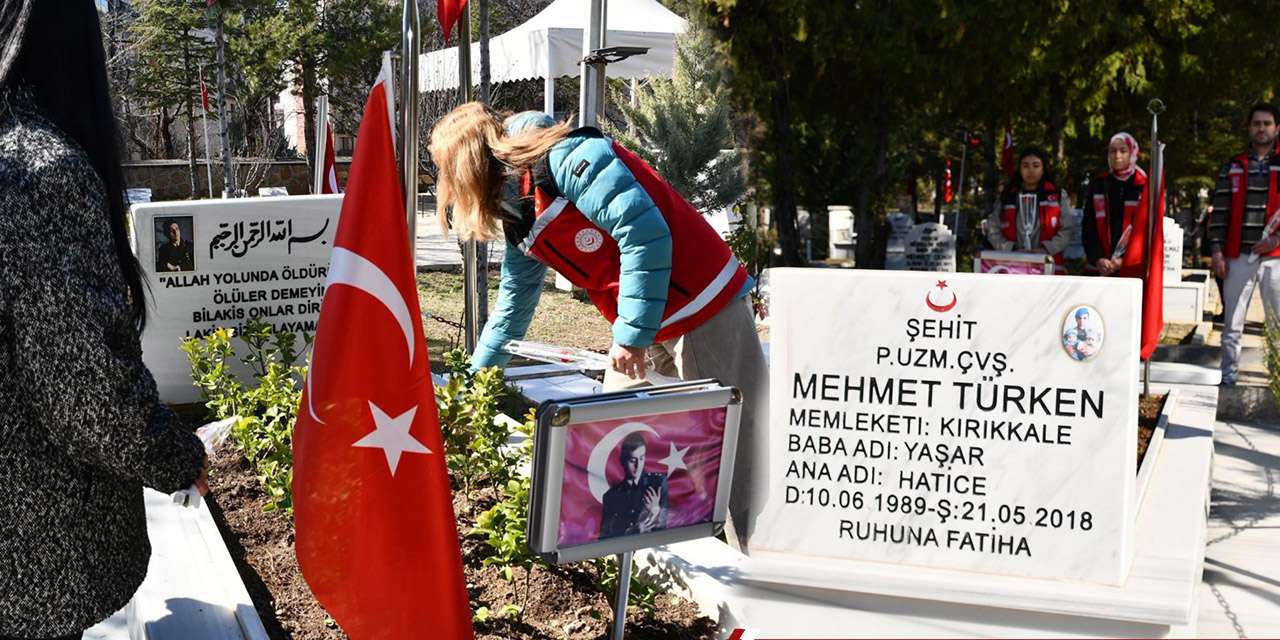 sehit-kabirleri-ozenle-bakimdan-gecti