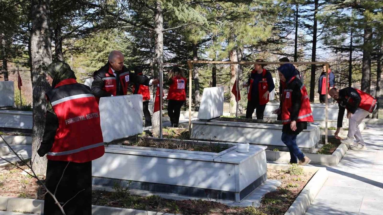 bayram-oncesinde-sehitlik-temizlendi