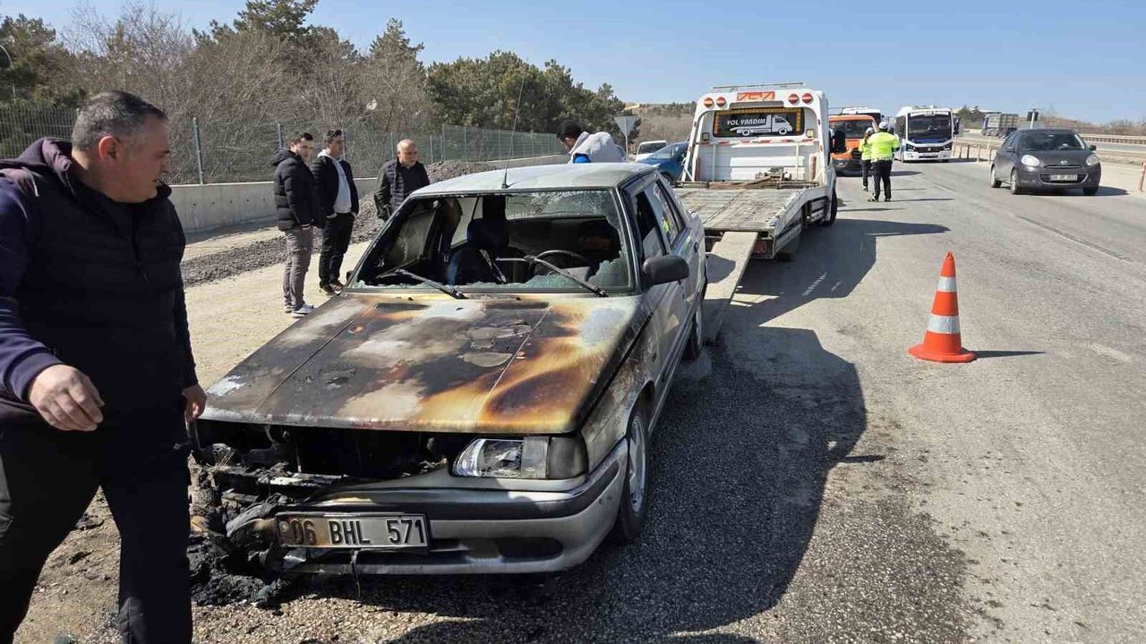 ankara’da-seyir-halindeyken-yanan-otomobil-kullanilamaz-hale-geldi