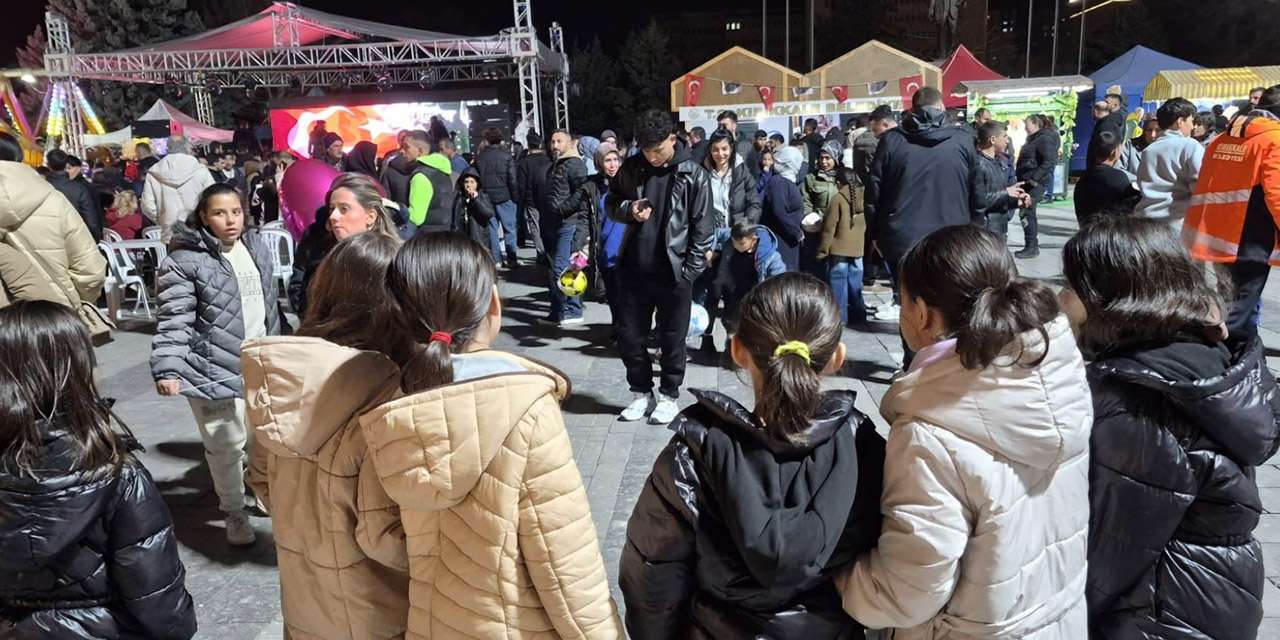 cocuk-evlerinin-minikleri-ramazan-coskusunu-meydanda-yasadi