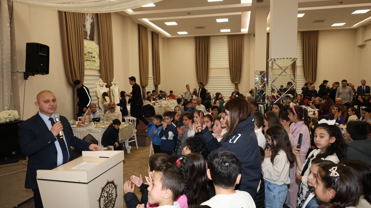 baskan-ahmet-onal,-ogrencilerle-iftarda-bulustu