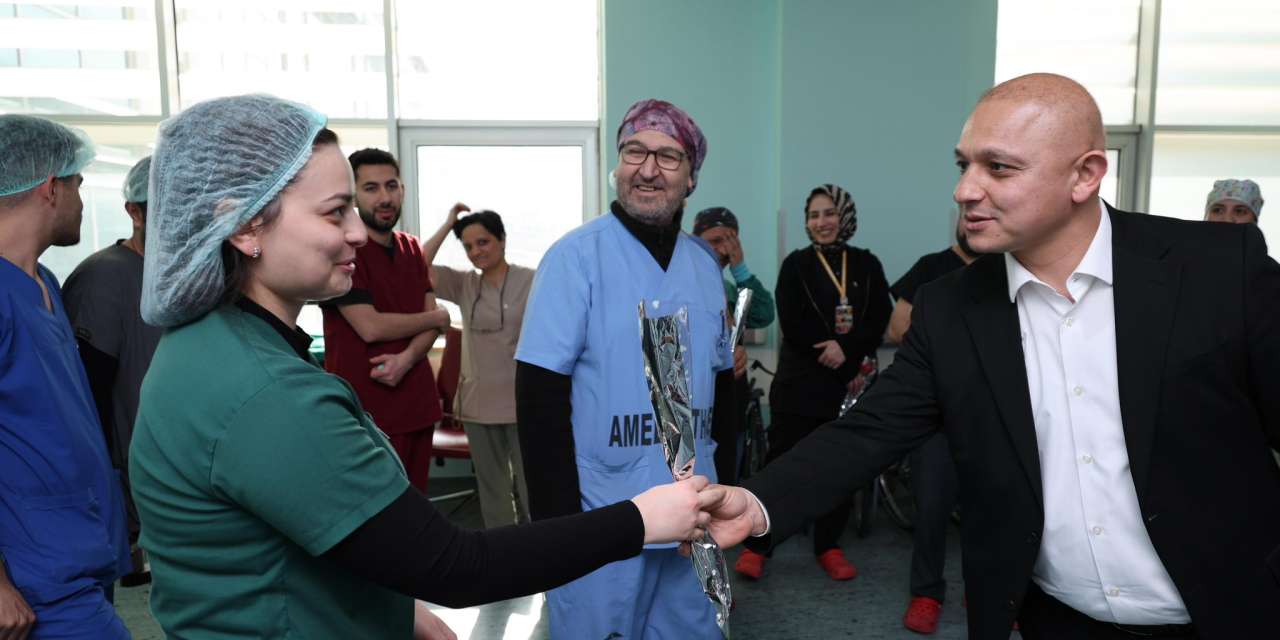 baskan-onal’dan-saglikcilara-karanfilli-kutlama