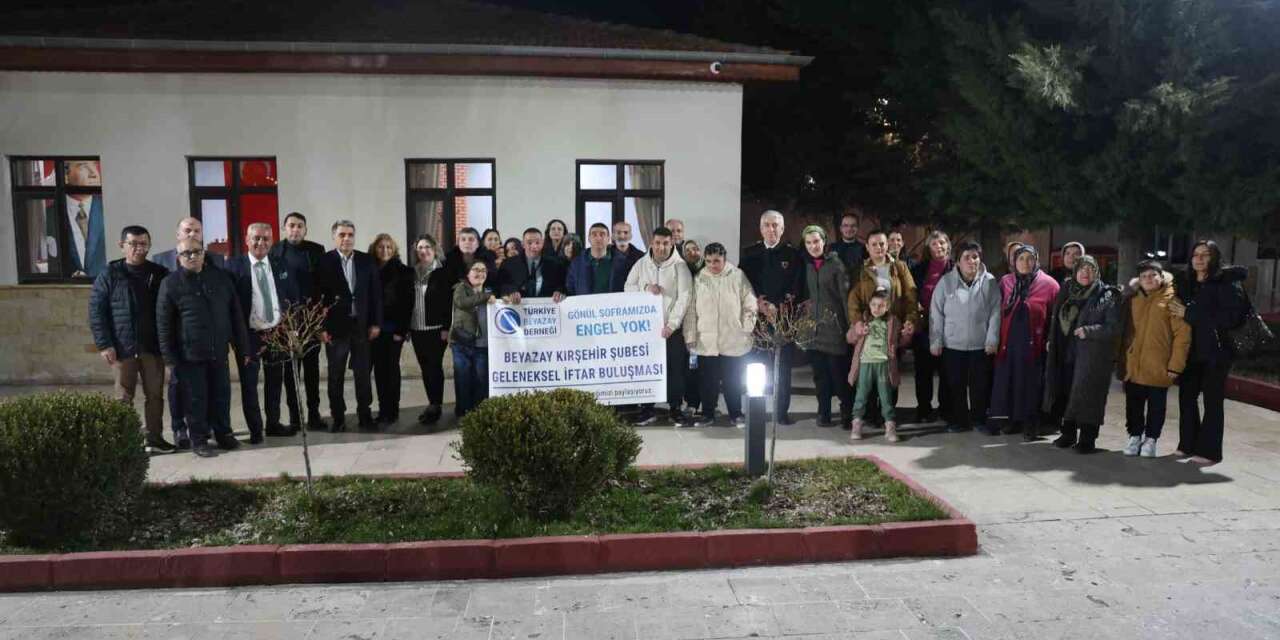 beyazay-ailesi-iftarda-bir-araya-geldi