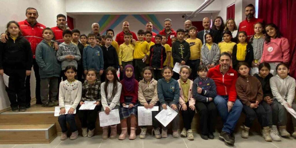 kastamonu’da-6-bin-400-ogrencinin-yuzu-bayramlik-kiyafetle-gulduruldu