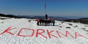 Ilgaz Dağı’nın zirvesinde anlamlı anma: İstiklal Marşı’nın ilk kelimesi kara nakşedildi