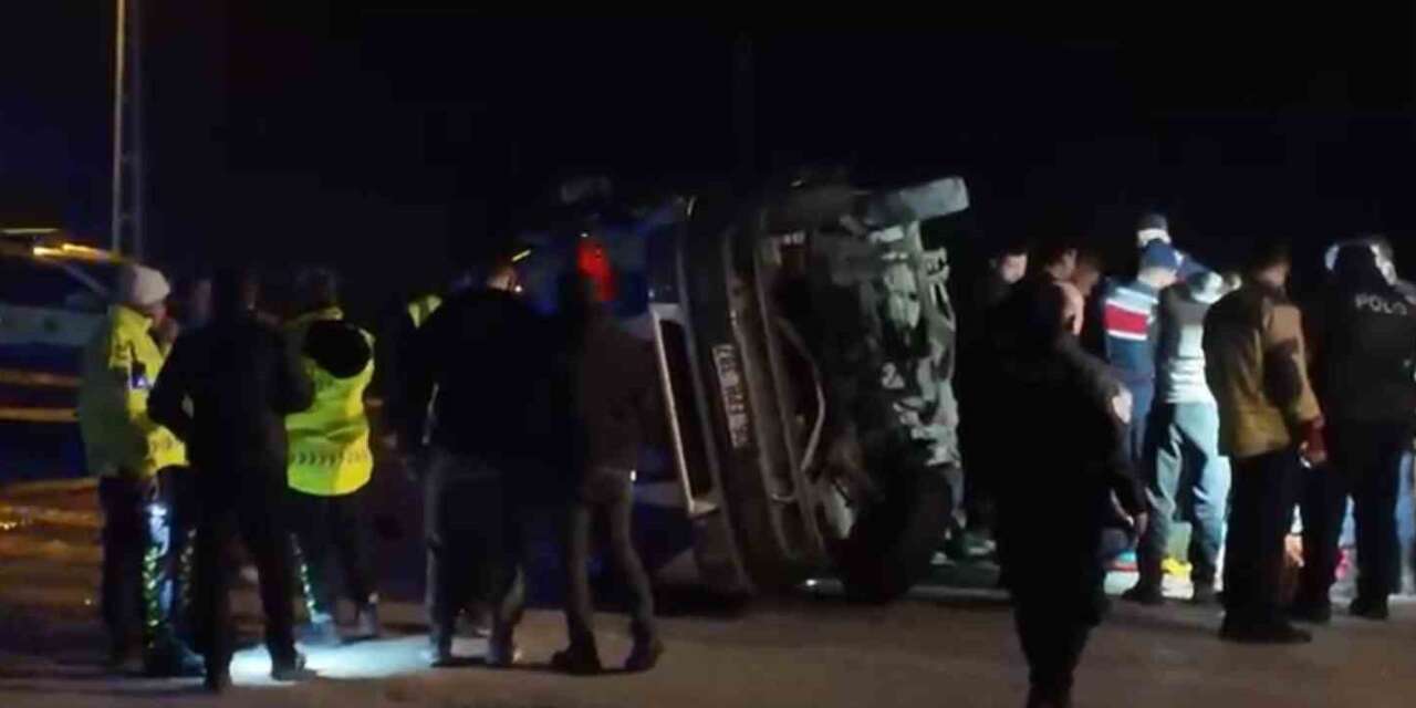 feci-kaza:-otomobille-minibus-carpisti-2-kisi-oldu!