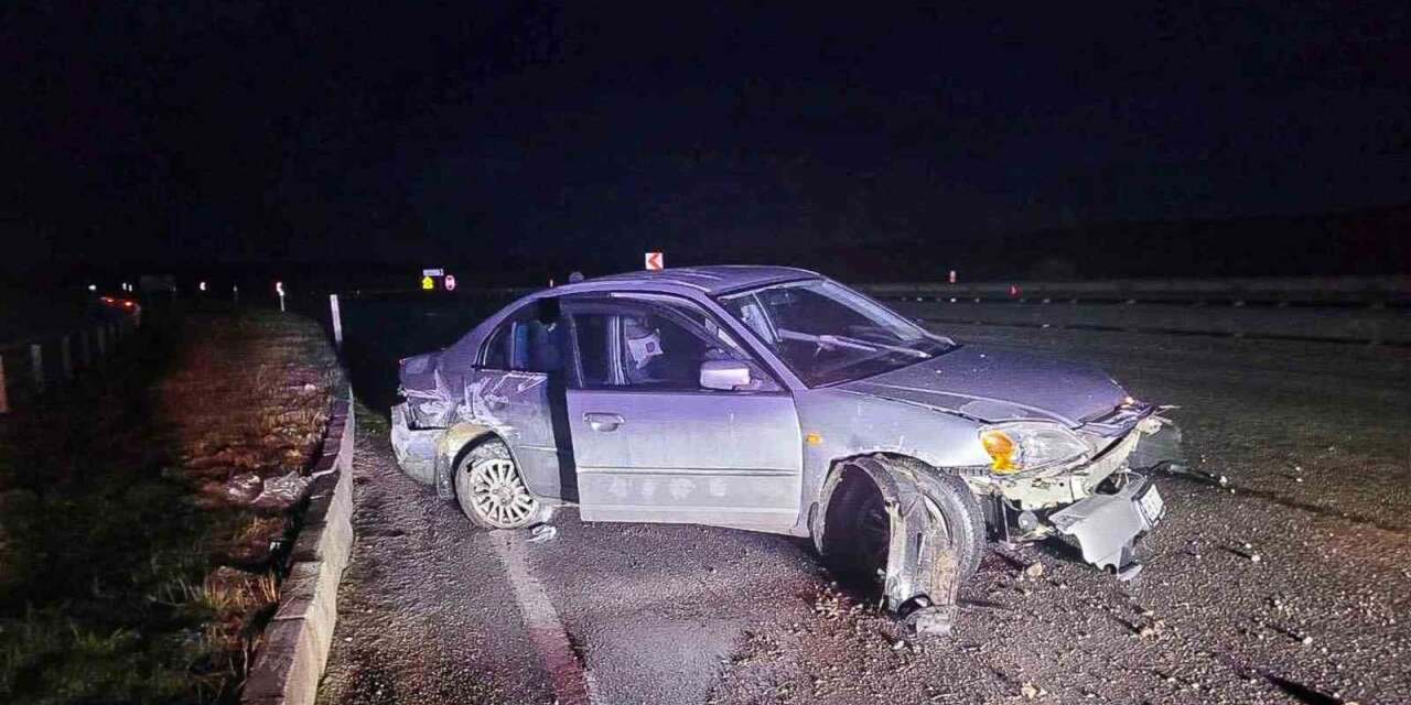 otomobil-bariyerlere-carpti,-4-kisi-yaralandi