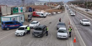 Binlercesi yola çıktı: Kırıkkale yolunda sıkı denetim