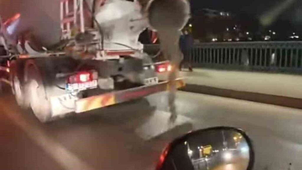 yola-beton-dokerek-seyreden-mikser-kameraya-yansidi