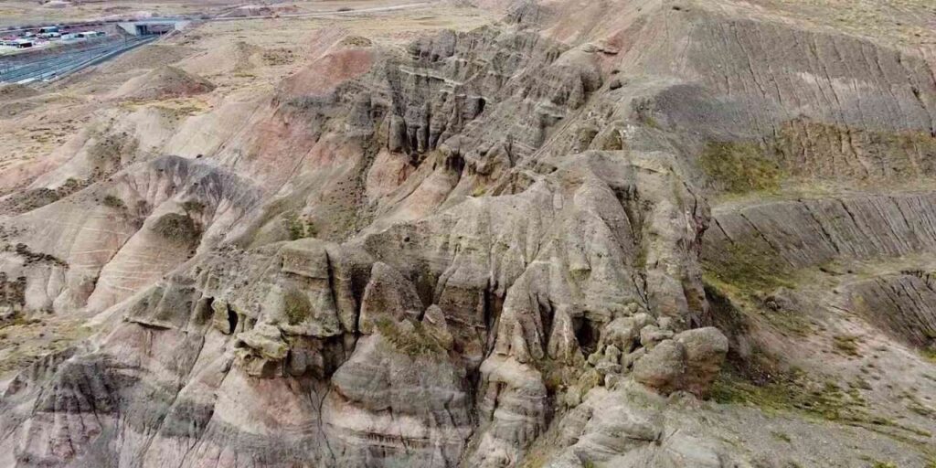 yozgat’ta-yagmur,-kar-ve-ruzgarin-sekillendirdigi-tepe-dron-kamerasiyla-goruntulendi