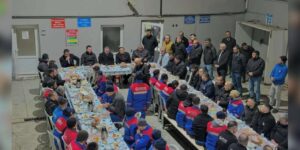 Sincan Belediye Başkanı Ercan gece mesaisi yapan belediye çalışanlarıyla sahur yaptı