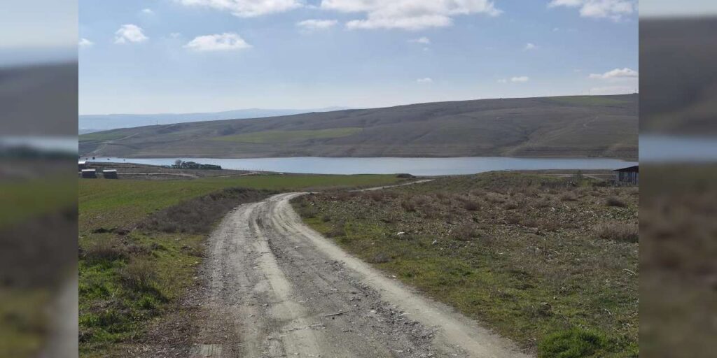 keskin-baraji’nda-alarm!-sular-cekildi,-yerini-toprak-aldi!