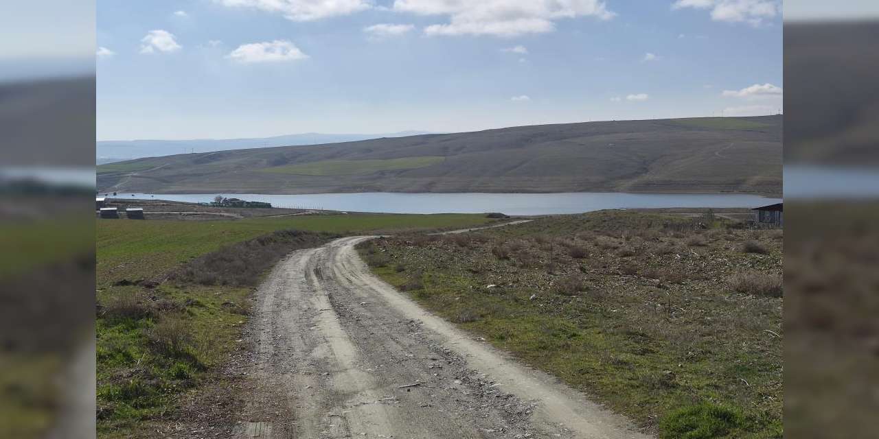 keskin-baraji’nda-alarm!-sular-cekildi,-yerini-toprak-aldi!