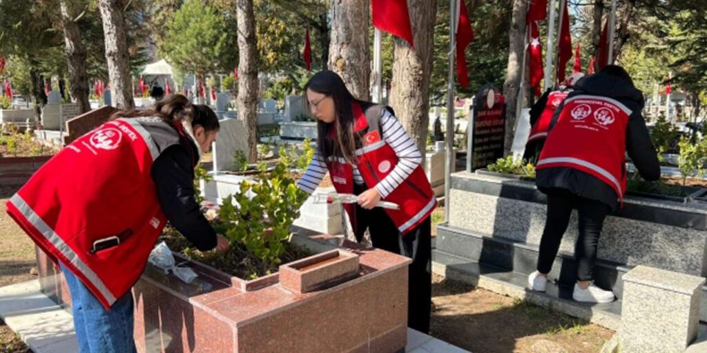 sehitlikte-duygusal-anlar:-karanfil-biraktilar