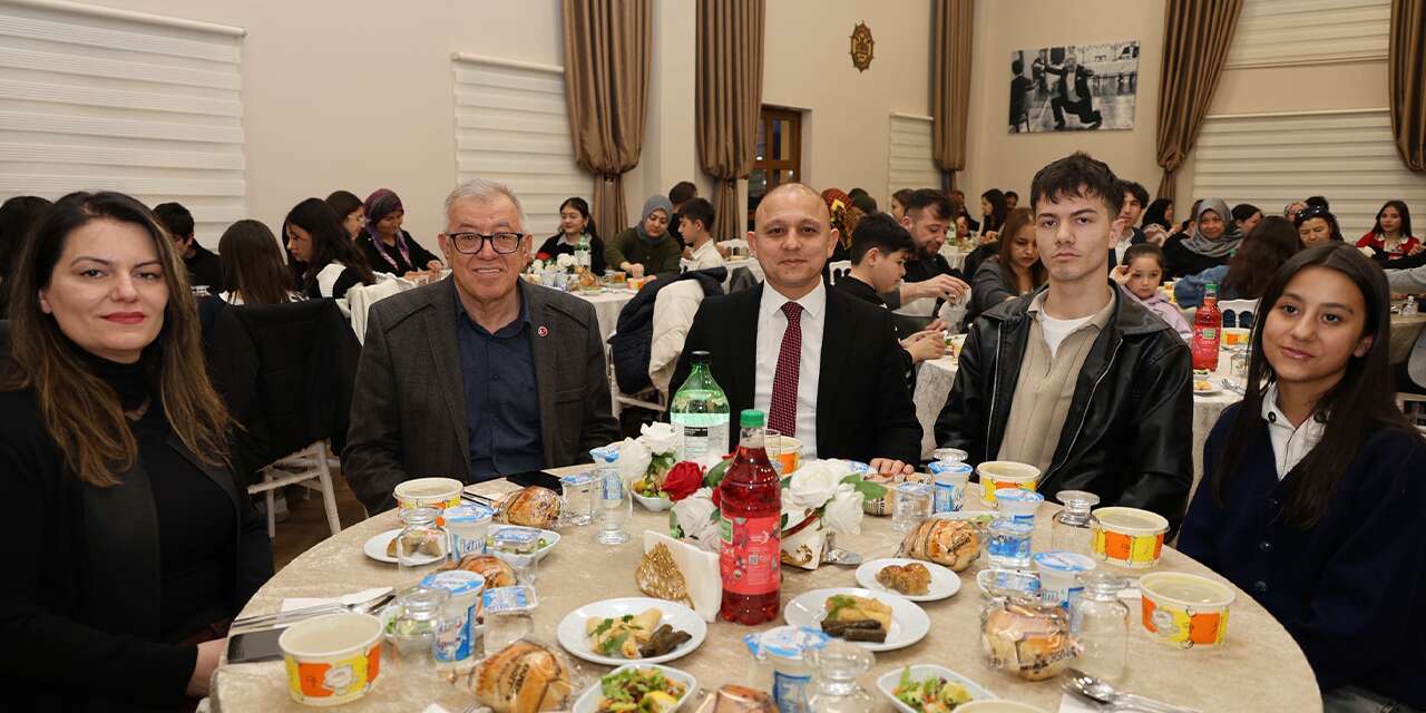 lgs-kursu-ogrencileri-iftar-sofrasinda-bulustu
