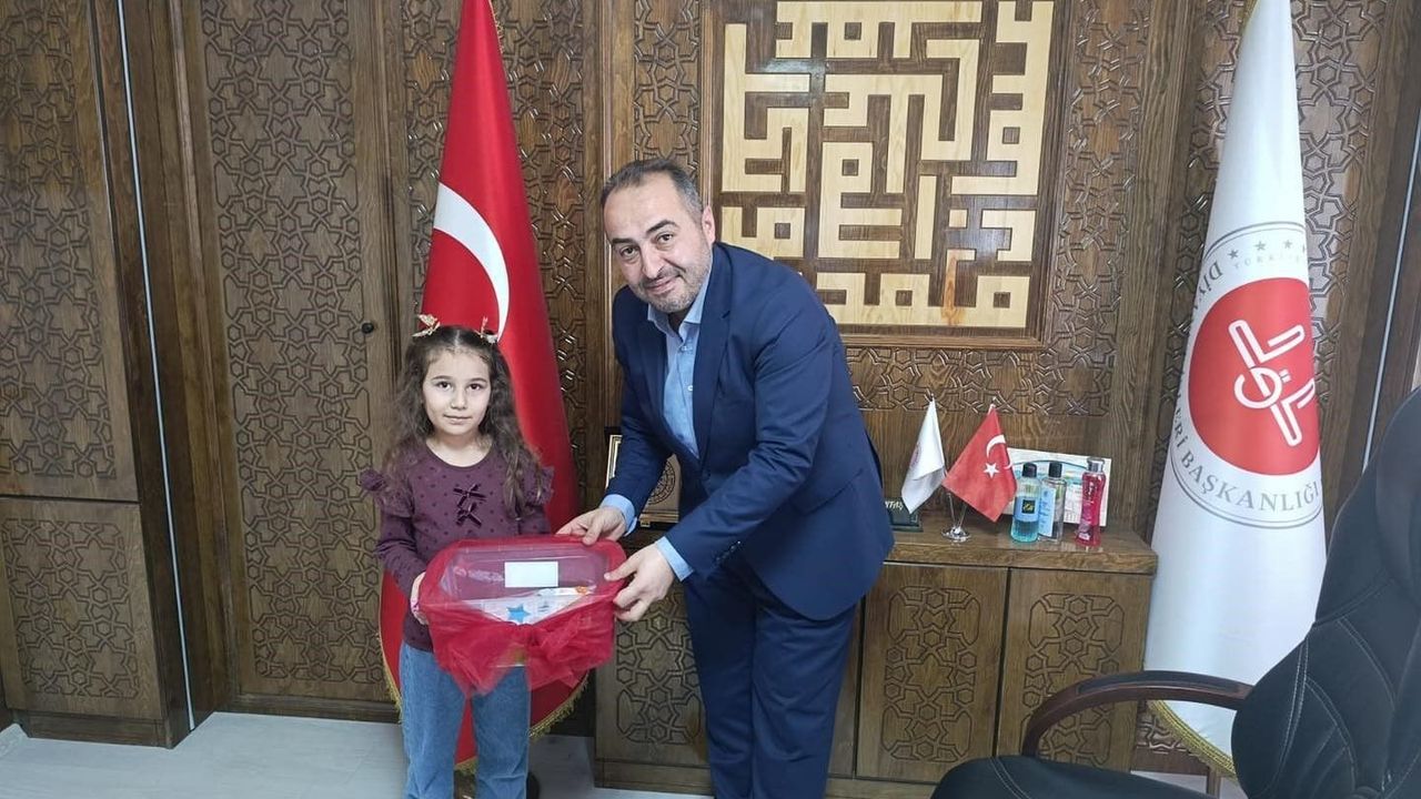 kumbaradaki-harcliklarini-ihtiyac-sahibi-ailelere-bagisladilar