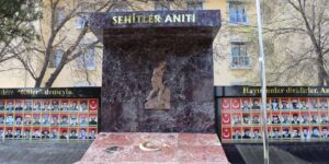Vatan kahramanları için Şehitlik Anıtı