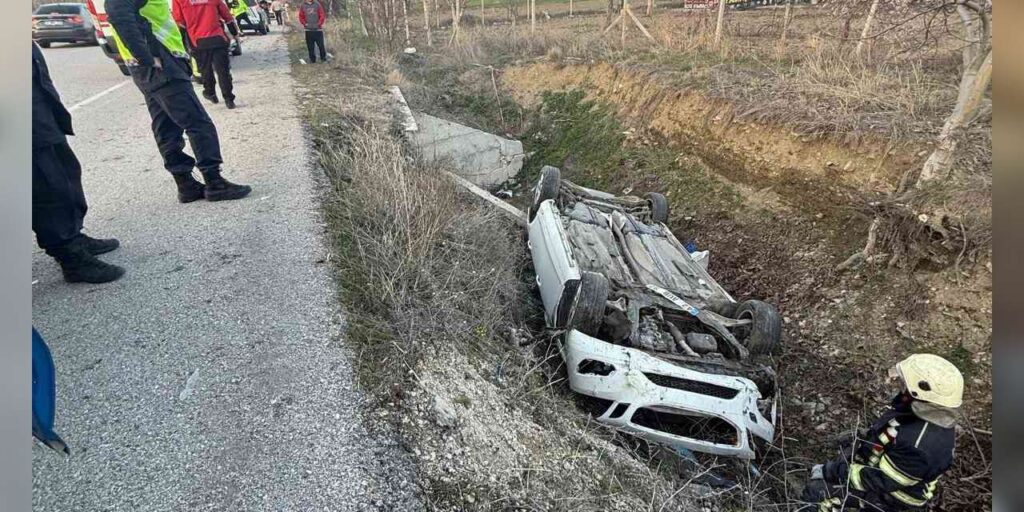 corum’da-otomobil-dereye-devrildi:-4-yarali