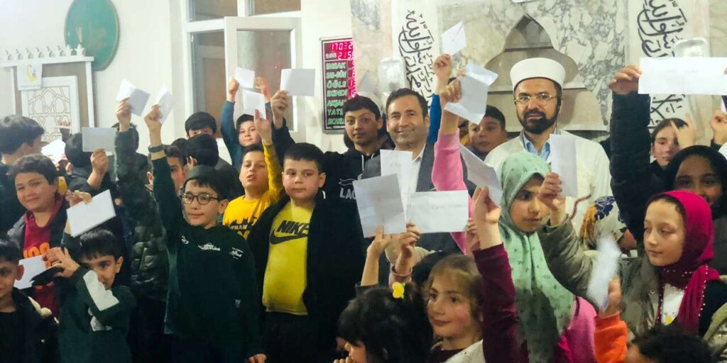 bagdat-camii’nde-cocuklara-bayram-harcligi